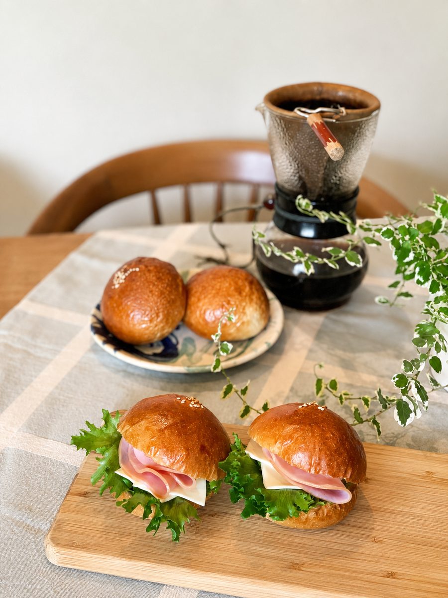 ハムとチーズのバターロールサンド